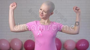 坚强快乐的乳腺癌幸存者，展现二头肌对乳腺癌的认知