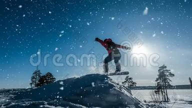 电影院。 新手滑雪板跳跃与轻雪<strong>跳板</strong>，冬季景观，视频循环
