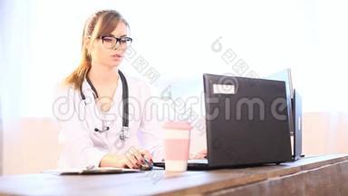 医生入院时在电脑上工作
