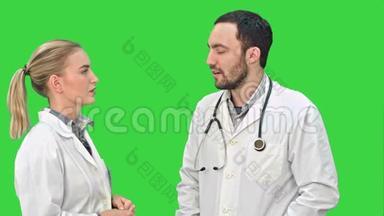 两<strong>名医</strong>务人员在绿色屏幕上与一名病人讨论Chroma键。