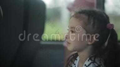 两个小女孩乘公共汽车旅行，<strong>望</strong>着<strong>窗外</strong>，欣赏大自然