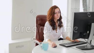 漂亮的女商人在办公室里看<strong>电脑显示器</strong>