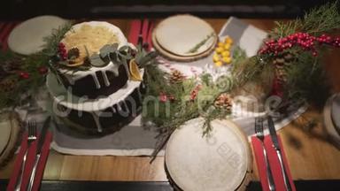 为新年庆祝活动及家庭节日气氛提供装饰精美的圣诞蛋糕晚餐桌景