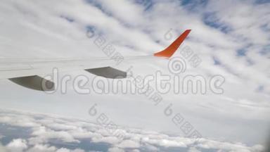 在云层中转动飞机，从窗户拍摄