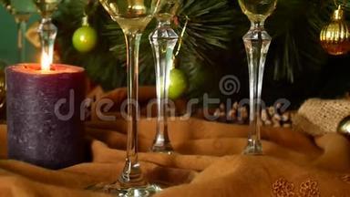香槟倒入玻璃杯中.. 新年`圣诞节。