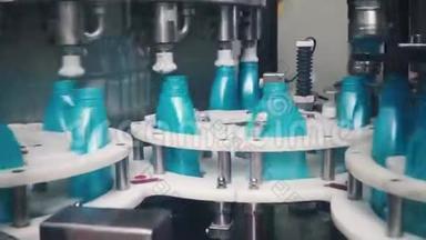 自动生产线上的液体洗涤剂。 剪辑。 洗液自动化生产线.. 装瓶机械