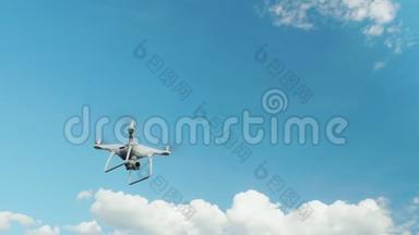 stadicam射击：用白云对着蓝天的四架直升机。 迅速<strong>上升</strong>高度并向上<strong>上升</strong>。