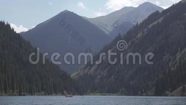 山湖与家人乘船4k，平片图片简介