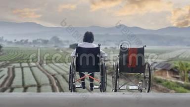 坐着空轮椅的老年妇女