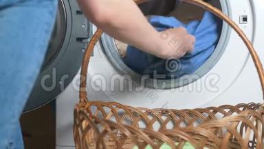 特写镜头。 女人从烘干机里拿出衣服