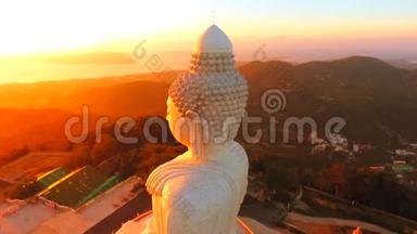 空中：在白<strong>大佛</strong>雕像庙里惊人的金色日出。 高清1920x1080.. 泰国普吉岛。