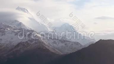 山峦叠嶂，山峦叠嶂。 绕着安纳普尔纳山旅行。 喜马拉雅山，尼泊尔。 徒步旅行和
