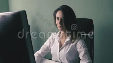 女商人穿着白衬衫在办公室电脑工作的肖像