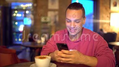 迷人的西班牙裔男人，一个商人，一个学生或一个创业公司，用手机带着迷人的微笑。 帅哥