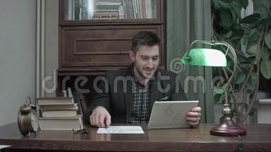 年轻的教授通过平板电脑打电话讨论他的学生写的论文