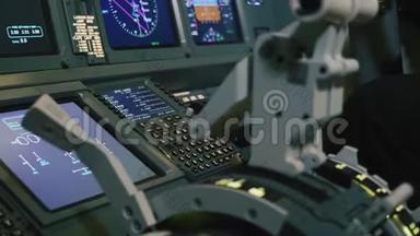 飞机飞行甲板上的开关面板。 飞行员控制飞机。