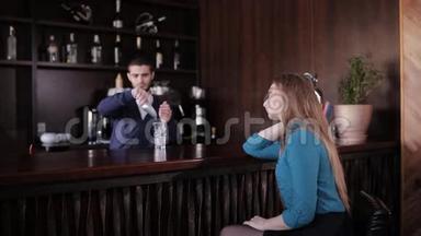 美丽的女孩坐在酒吧里等待鸡尾酒，为可爱的酒保<strong>做准备</strong>