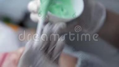 美容师用海藻酸钠<strong>面膜敷</strong>在病人的脸上后进行生物消毒