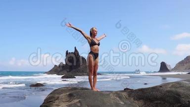 一条腿站在石头上做瑜伽平衡的女孩。 <strong>心灵</strong>的平静。 <strong>健康</strong>的生活方式。 平衡与和谐