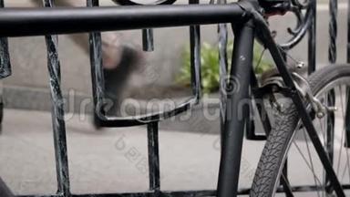 4k的特写镜头，旧的老式运动自行车锁在街道上，带锁和链子