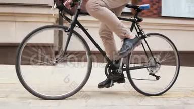 4k低角度镜头时尚潮人骑黑色运动自行车街头