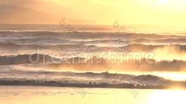 在<strong>层层</strong>叠叠的波浪上有幽光