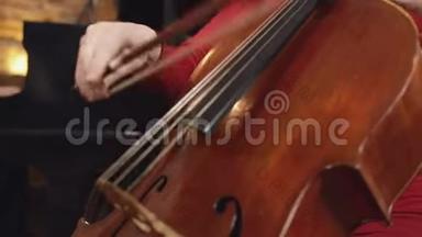 大提琴手。 大提琴手用弓演奏大提琴。 小提琴管弦乐队乐器特写。