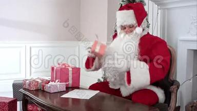 圣诞老人在孩子们的<strong>愿望清单</strong>上检查礼物`做笔记