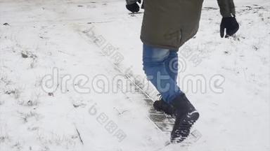 冬天在公园里散步时穿着时髦的年轻人滑<strong>倒了</strong>，失去<strong>了</strong>平衡