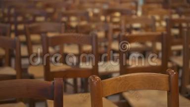 <strong>天主教堂</strong>里的木皮。 寺庙里一排排棕色的木椅。 空厅周围没有人