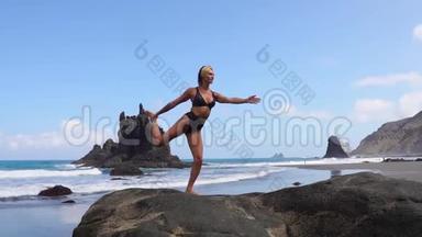 一条腿站在石头上做瑜伽平衡的女孩。 <strong>心灵</strong>的平静。 <strong>健康</strong>生活方式