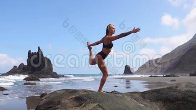一条腿站在石头上做瑜伽平衡<strong>的</strong>女孩。 <strong>心灵的</strong>平静。 健康<strong>的</strong>生活方式。 平衡与和谐，和平