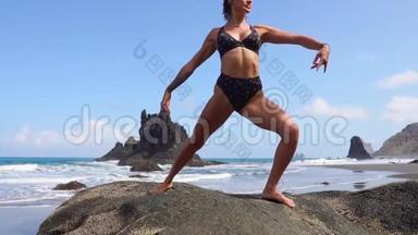 一条腿站在石头上做瑜伽平衡的女孩。 心灵的平静。 健康生活方式