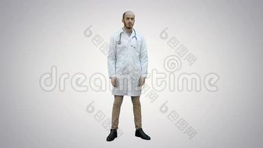 严肃的医务工作者站在白色背景上，把手臂折叠在胸前。