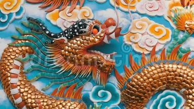 壁雕以大型金色中国龙的形式出现.. 中国风格的基本浮雕。 原墙面装饰