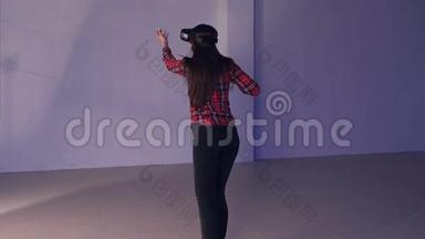 行走女孩通过虚拟现实眼镜体验虚拟现实