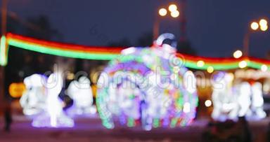 夜晚城市冬<strong>季喜庆</strong>的bokeh灯.. 节日照明，离焦模糊的圣诞节背景效应