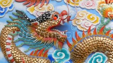 壁雕以大型金色中国龙的形式出现.. 中国风格的基本浮雕。 原墙面装饰