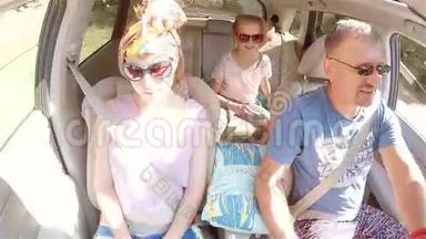 爸爸和两个女儿坐车去艾佩特里山，爸爸边开车边说话.. 所有人都戴太阳镜