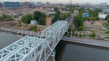 火车在<strong>一座</strong>城市的河上过桥. 城市景观。 4K.