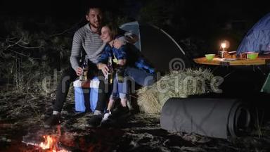 男女旅行营地进入林地，浪漫的夜晚情人在森林里<strong>搭帐篷</strong>，年轻夫妇