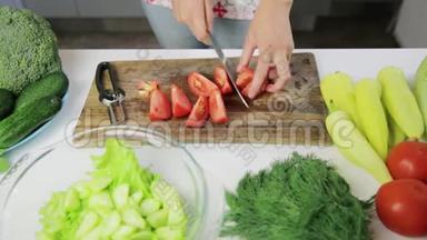 女人在家<strong>切青菜</strong>排毒冰沙。 健康饮食，素食，节食