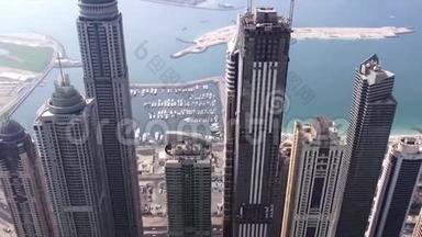 鸟瞰迪拜城市摩天大楼现代大都市<strong>建筑</strong>奇迹，迪拜，阿联酋。 库存。 大型未来<strong>塔楼</strong>