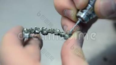 牙科手工碾磨牙冠创建在3D打印机的金属。