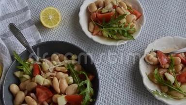 准备好吃豆子沙拉，健康的蛋白质丰富的食物和新鲜的西红柿和木耳