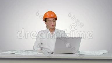 愤怒的女工程师在硬帽与文件压力，因为结果在白色背景。