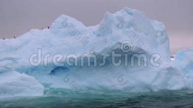 南极洲的冰川上有企鹅在海浪中<strong>游动</strong>
