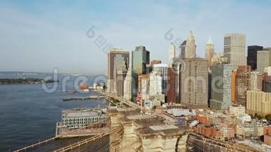 美国纽约曼哈顿的鸟瞰图。 无人驾驶飞机飞过东河，布鲁克林大桥，在风旗上挥手