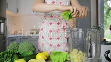 女人在家<strong>切青菜</strong>排毒冰沙。 健康饮食，素食，节食