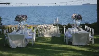 美丽的桌子设置与陶器和鲜花的聚会，婚宴或其他<strong>节日活动</strong>。 在海岸上